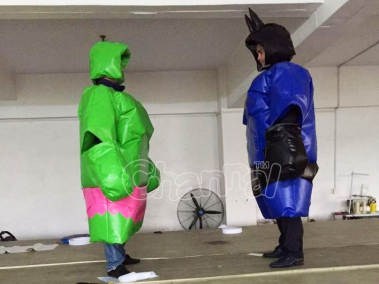 batman and the hulk duel in sumo suits